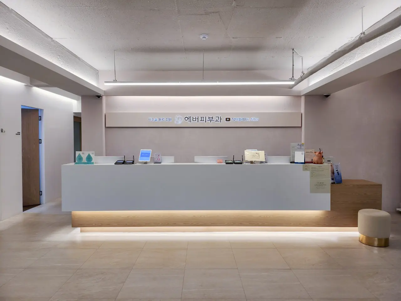 Interior of EVER SKIN CLINIC, a seoul skin clinic in Apgujeong 1