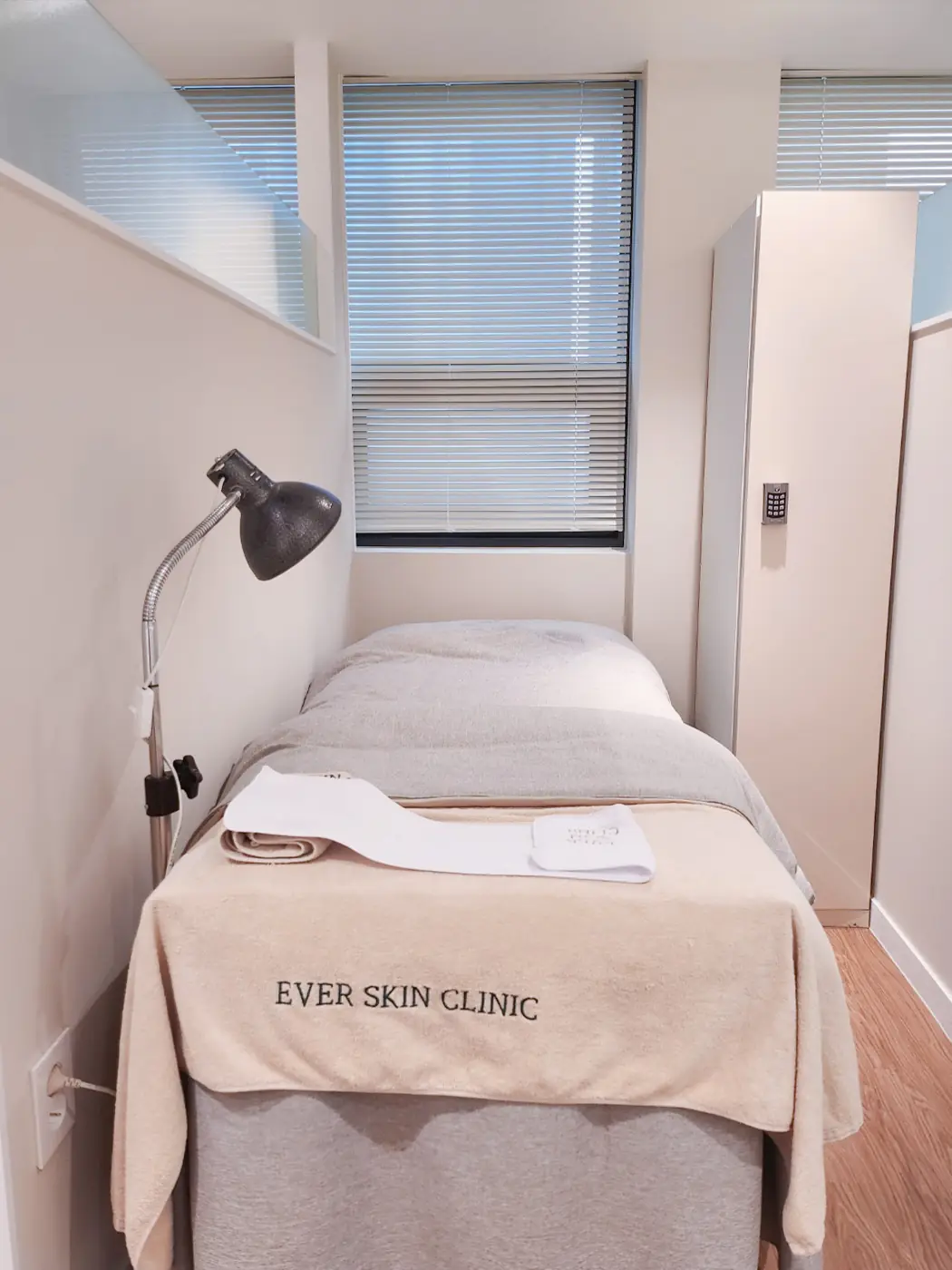 Interior of EVER SKIN CLINIC, a seoul skin clinic in Apgujeong 5