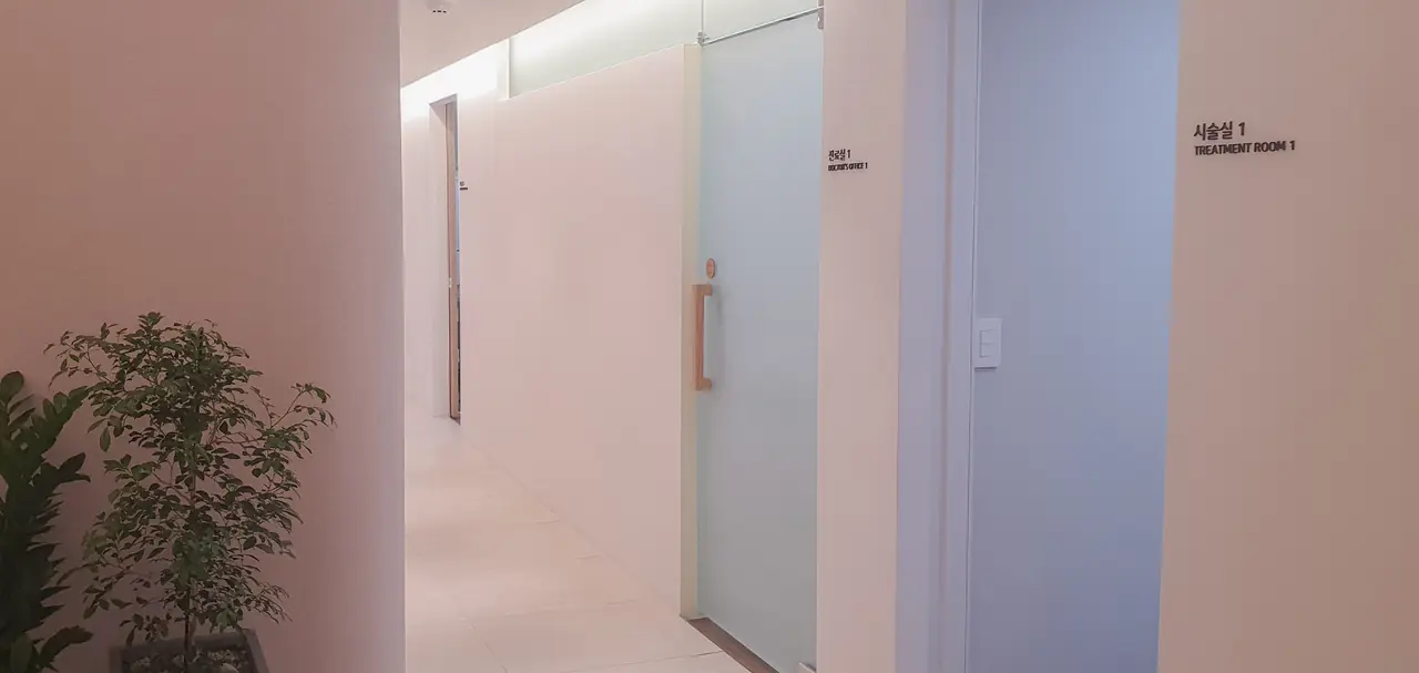 Interior of EVER SKIN CLINIC, a seoul skin clinic in Apgujeong 7
